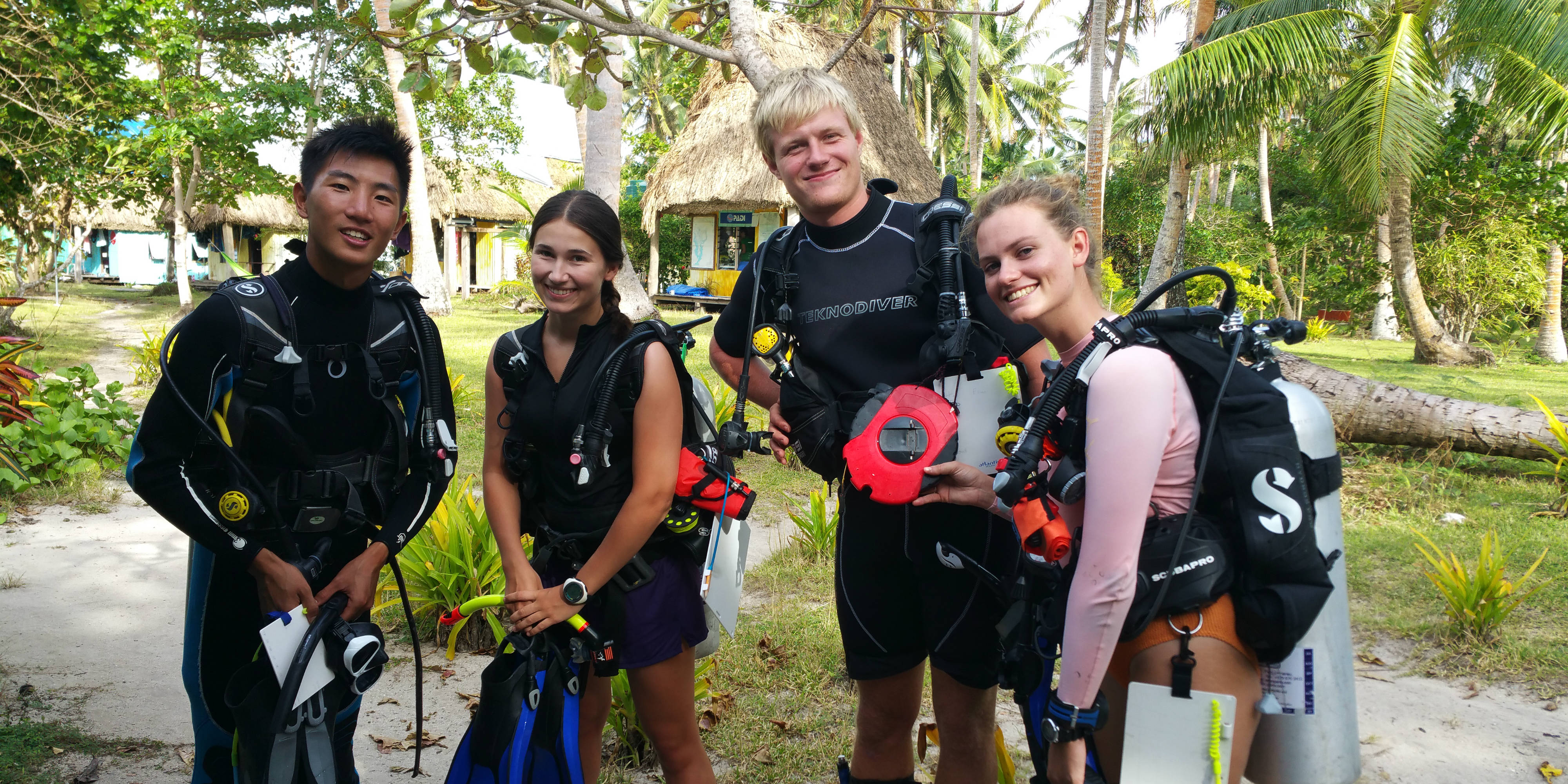  Les participants à l'IVG à Caqalai se préparent à une plongée en eau libre. Ces plongées comptent pour leurs certifications PADI.