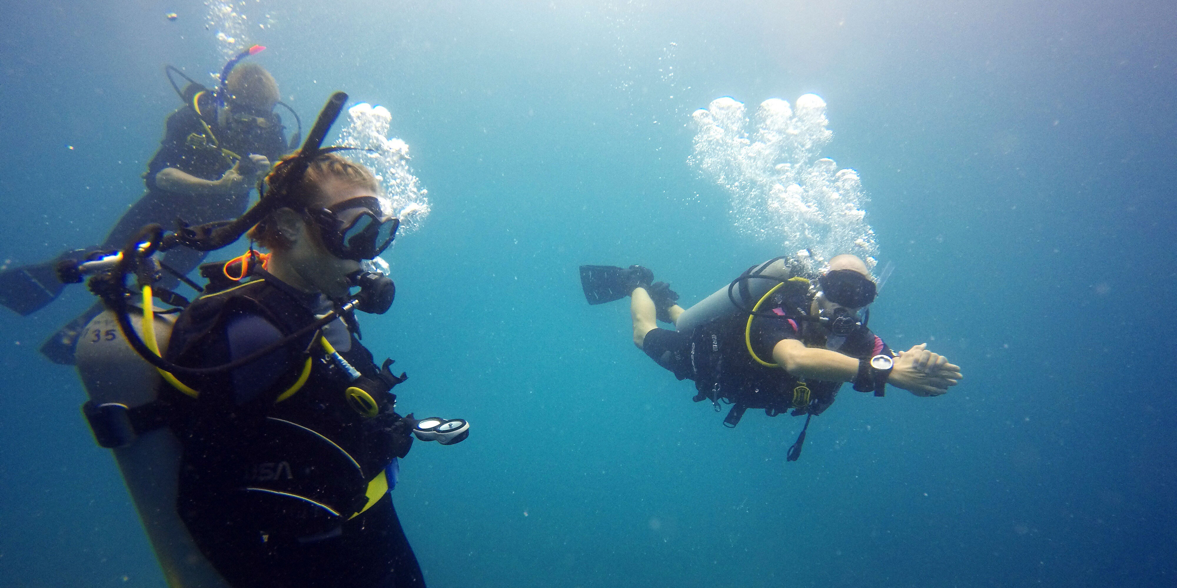  Les participants à l'IVG travaillent à augmenter leurs niveaux de certification PADI en chronométrant les plongées en eau libre.